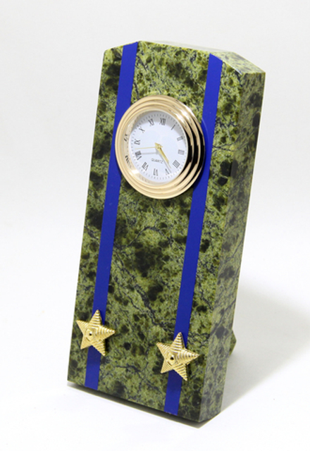 Часы "Погон подполковник ВВС, ВКС, ВДВ" камень змеевик, латунь.Высота 15 см. Длина 6 см. Ширина 5.5 см.