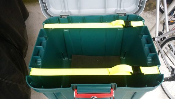 Экспедиционный ящик IRIS RV Box 460, пример крепления к багажнику.