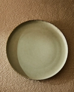 ZARA HOME ФАРФОРОВАЯ ОБЕДЕННАЯ ТАРЕЛКА С ОБОДКОМ ПОД СТАРИНУ, ЗЕЛЕНЫЙ