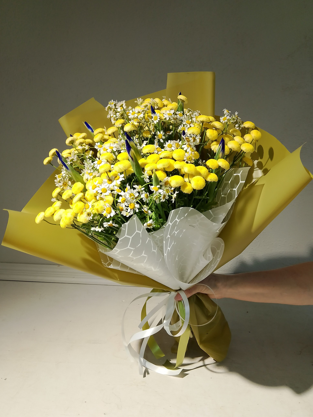 Летний солнечный букет с танацетумом и ароматными пионами Сара Бернард (С0034)