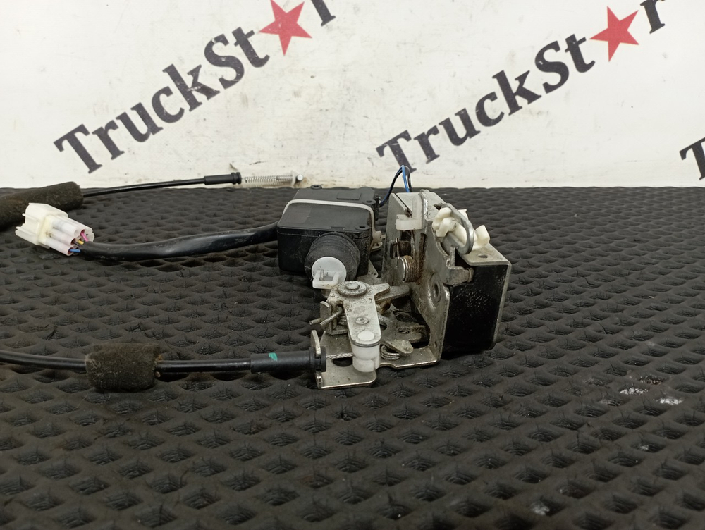 Замок двери правой в сборе 2023г