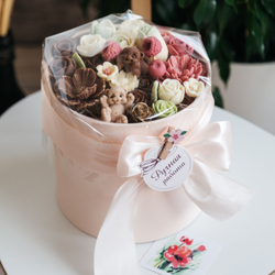 Шоколадный букет в коробке "Вкус Любви" с фигурками мишки ассорти цветов из шоколада, подарок на 8 марта, на День Рождения .