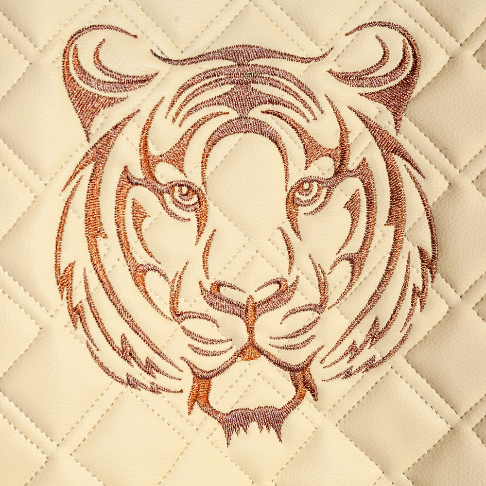 Шторы спального места с прихватами в кабину грузовика. Ламбрекен из экокожи с вышивкой Тигр и прихватами. Высота 1,5м, ширина одной стороны - 1,15м. Блэкаут, велюр. Бежевый цвет с бежевой бахромой