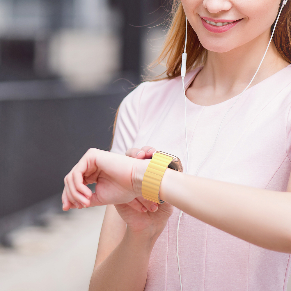 Ремешок магнитный двухсторонний от Dux Ducis для смарт часов Apple Watch размером 38, 40, 41 и 42мм, серия SD Series (два цвета Light Yellow и Starlight)