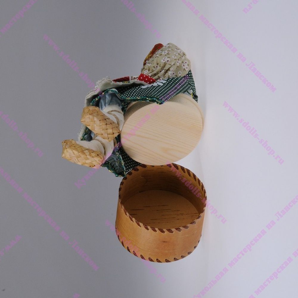 Сувенирная кукла на шкатулке Бабушка с ножницами