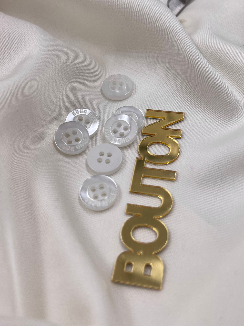 Пуговицы ХугоБ. белый перламутр