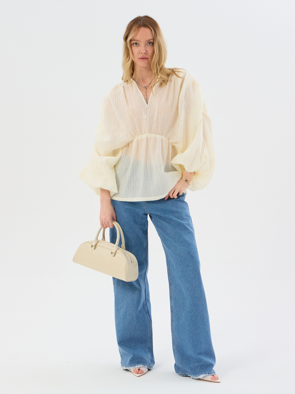 Топ из жатки с объемными рукавами молочный