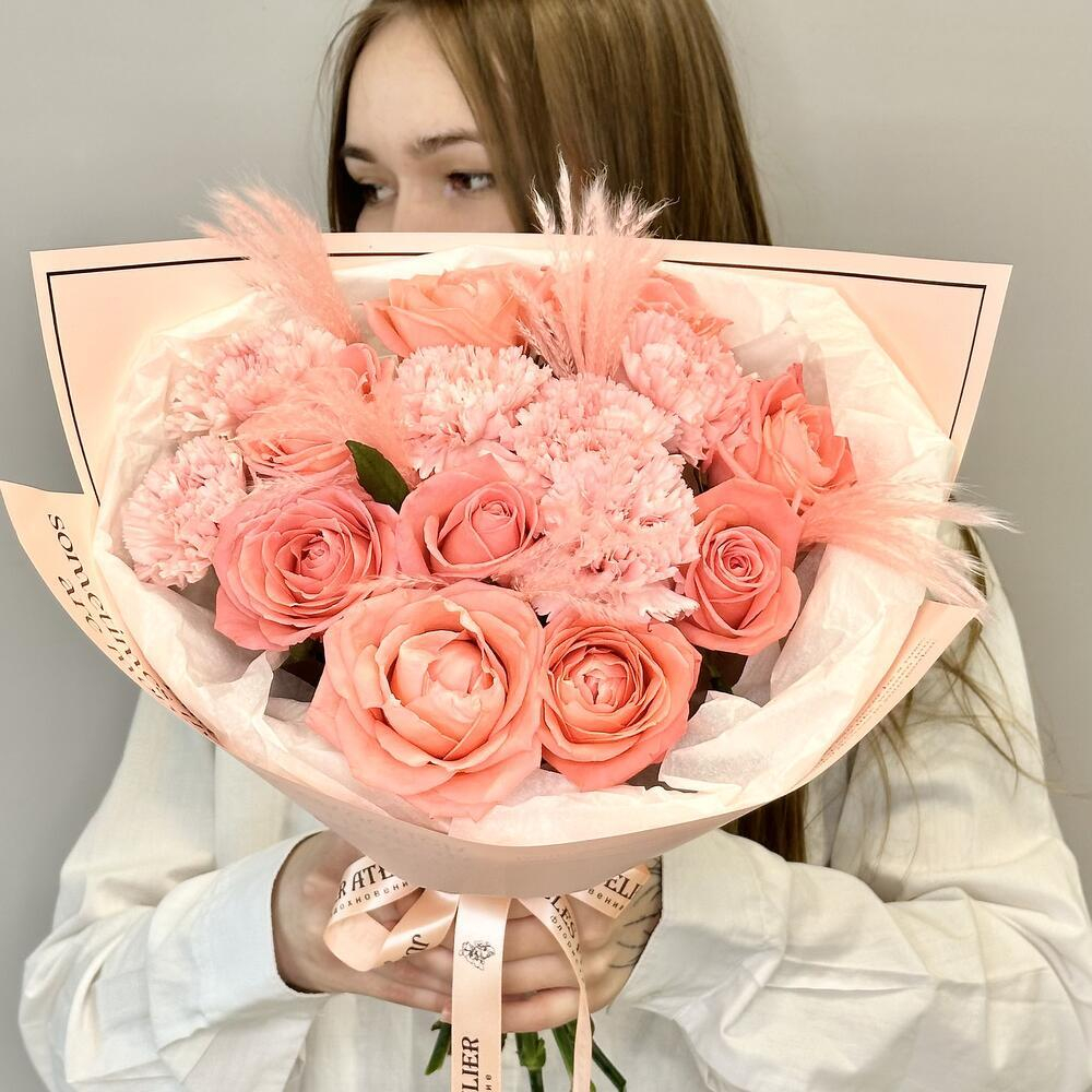 «Розовый фламинго» букет из роз Анна Карина и диантусов