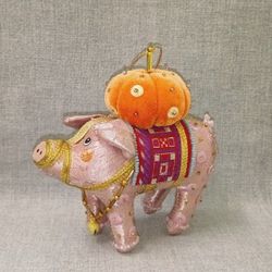 Бисерная ёлочная игрушка Свинка