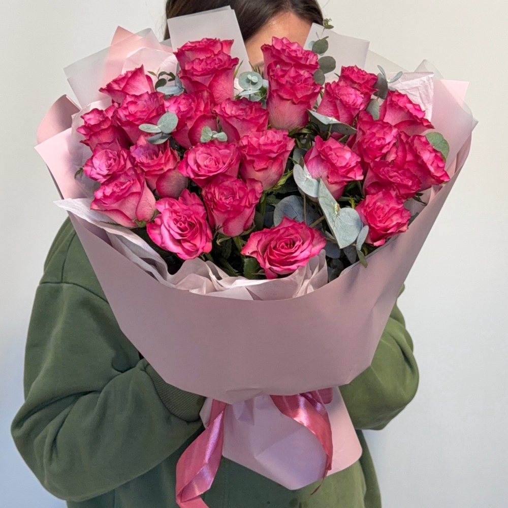 Букет из 25 шт яркой розы (40 см ) и эвкалипта