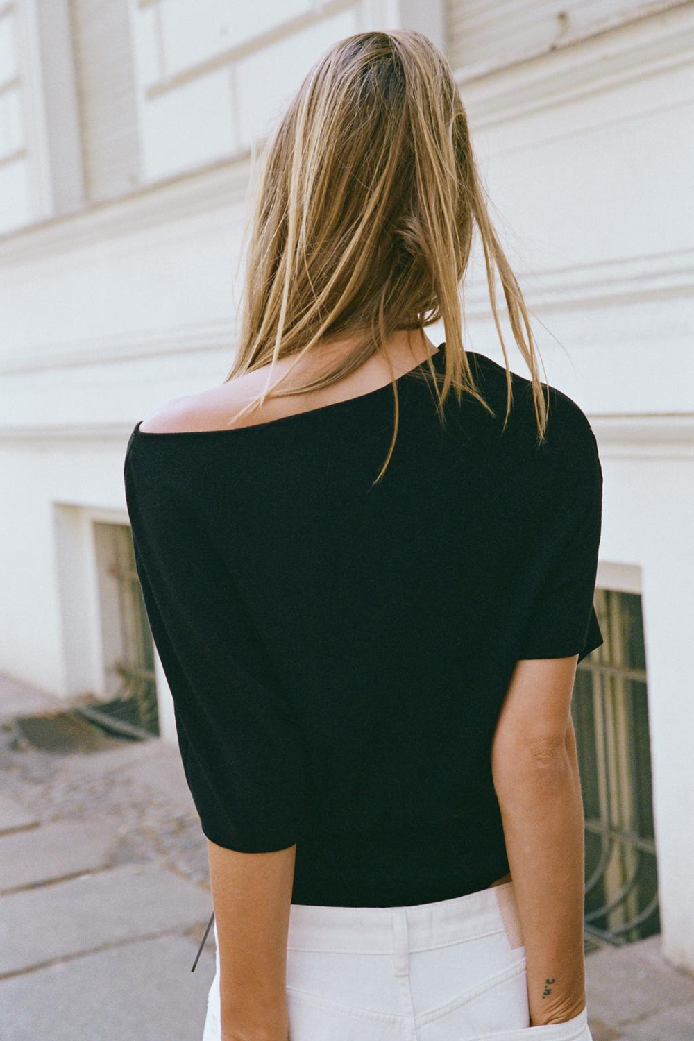 ZARA ТРИКОТАЖНЫЙ ТОП С ПОЯСОМ, ЧЕРНЫЙ