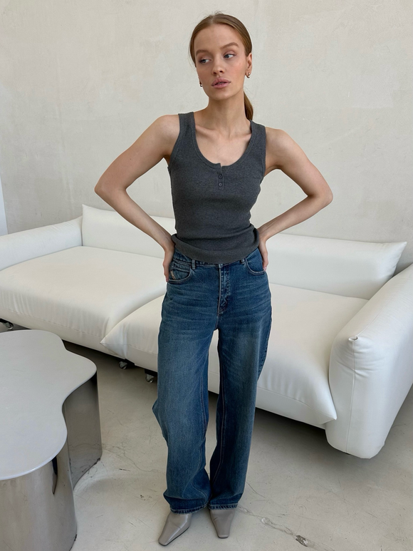 Вязаный топ в рубчик серый