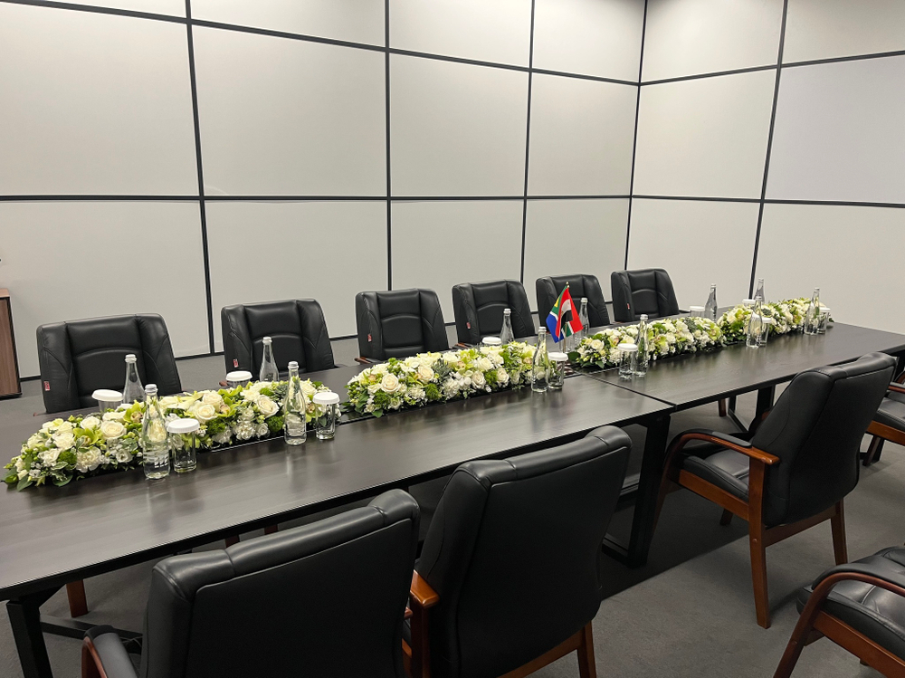 Композиция на стол переговоров