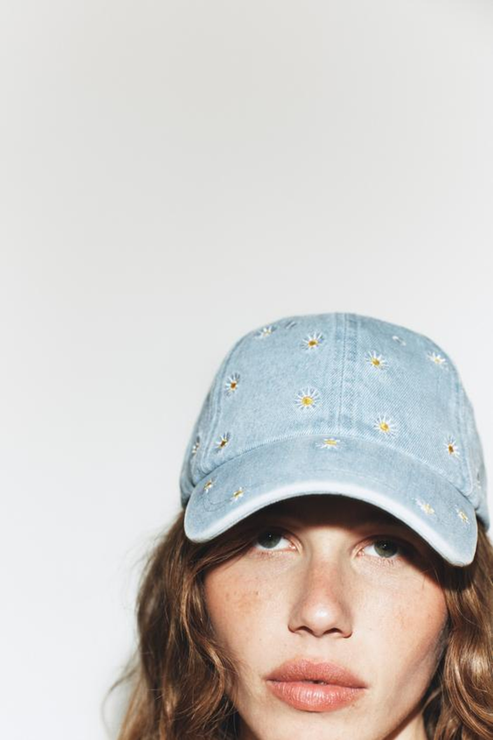 ZARA ДЖИНСОВАЯ КЕПКА С ВЫШИВКОЙ МАРГАРИТКИ, СИНИЙ