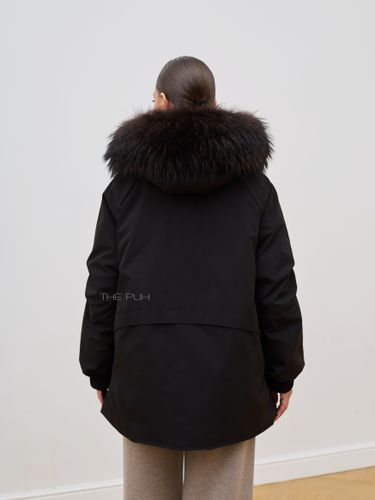 Черная пуховая парка с меховым капюшоном