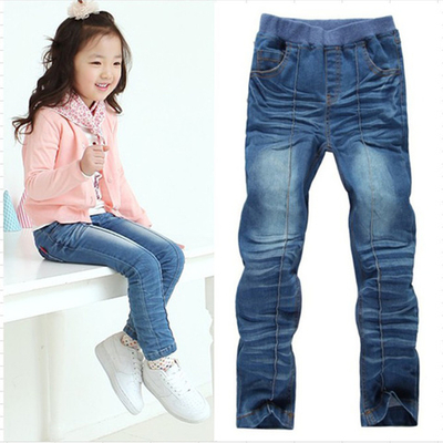 Джинсы с декоративными строчками и потертостями