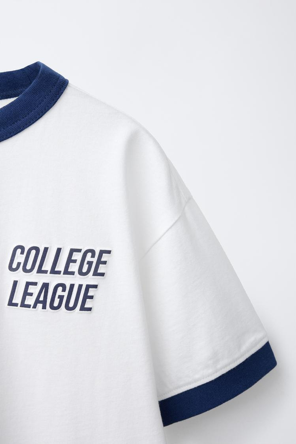 ZARA ФУТБОЛКА В СТИЛЕ ПРЕППИ С РЕЛЬЕФНОЙ НАДПИСЬЮ, ЖЕЛТОВАТО-БЕЛЫЙ