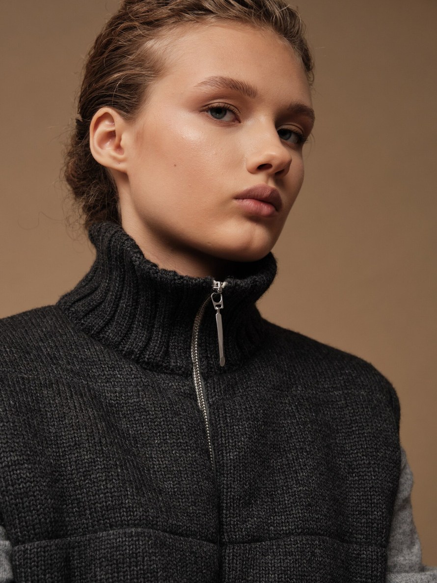 V0442-8101 Жилет темно-серый dbr