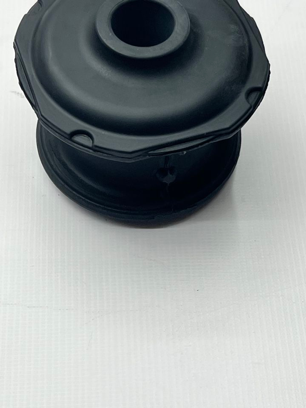 Подушка Кузова Mitsubishi Pajero #5 верхняя. 5070A384. Оригинал