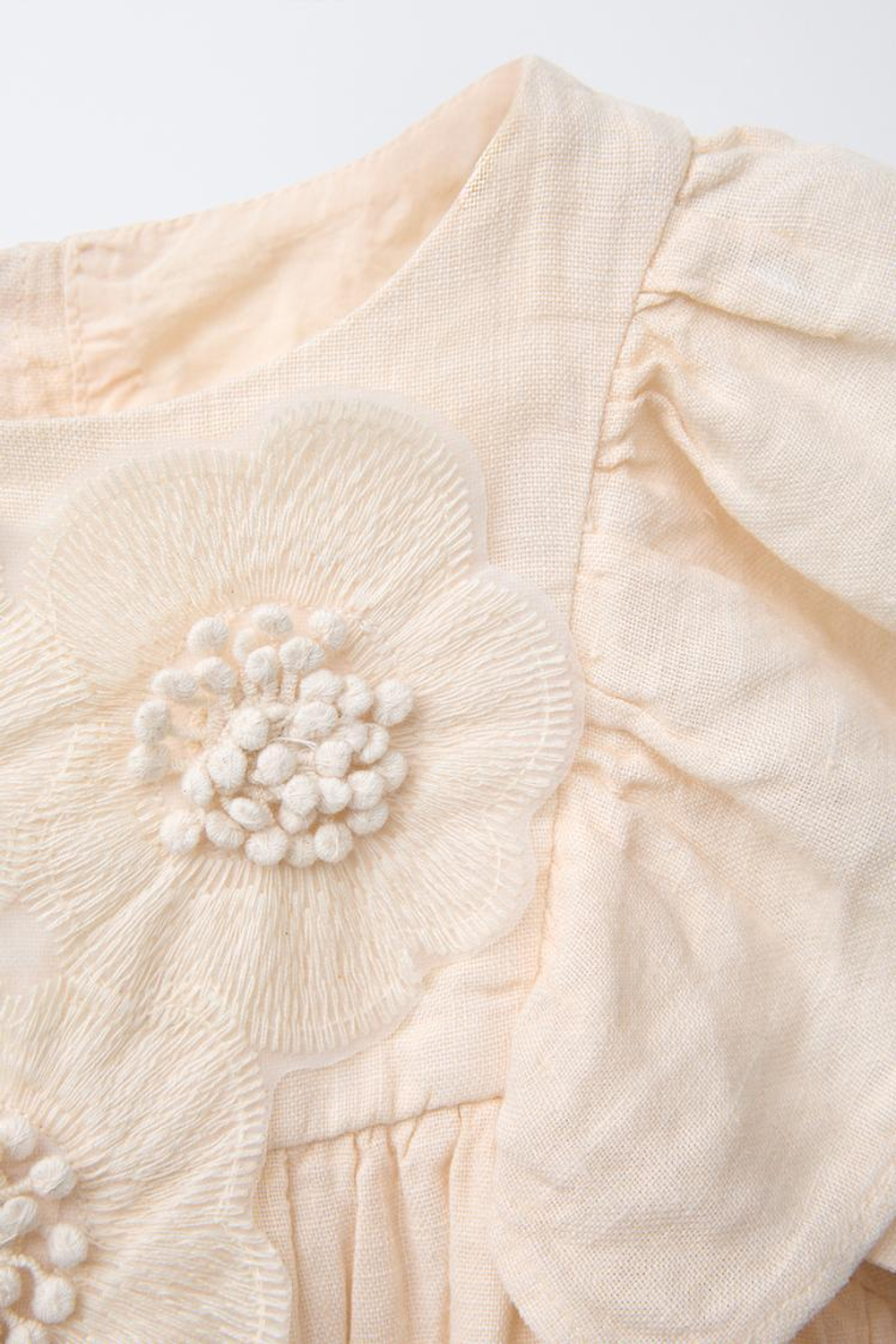 ZARA ЛЬНЯНОЕ ПЛАТЬЕ С ЦВЕТОЧНОЙ ДЕТАЛЬЮ, ЭКРЮ