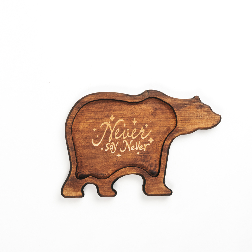 Менажница "Медведь" из древсесины кедра для подачи блюд и закусок с гравировкой "Never say Never"