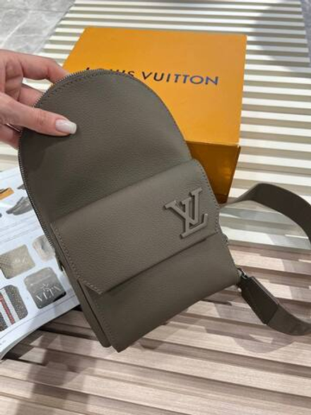 Сумка-слинг Louis Vuitton