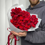 Моно-букет красных французских роз в белой упаковке 5шт.