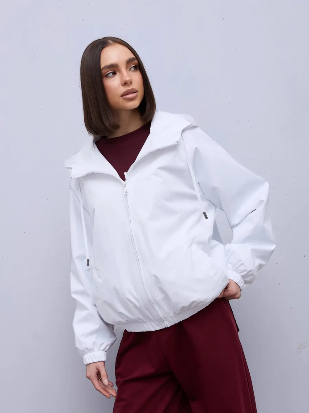 Ветровка с капюшоном
