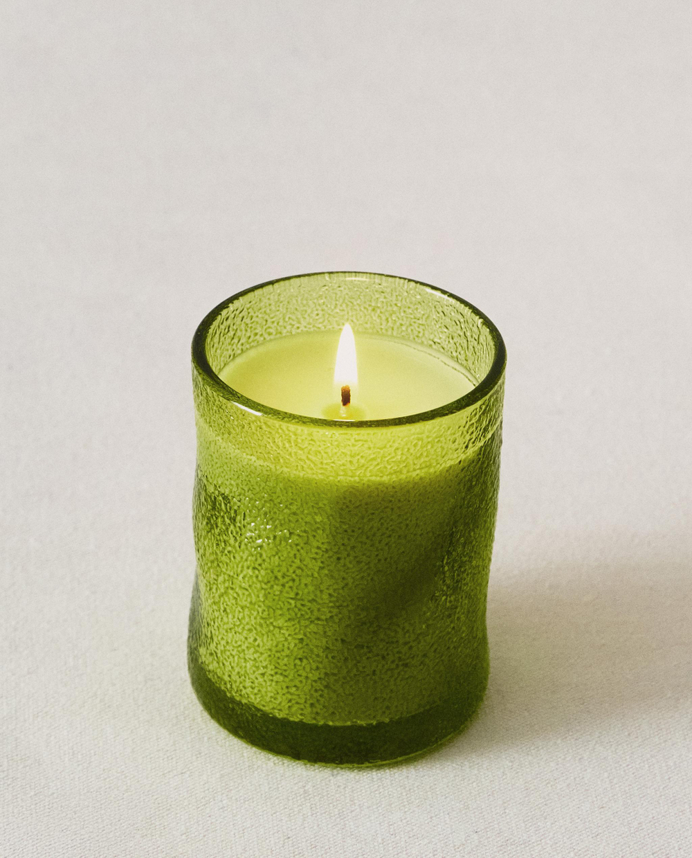 Zara Home Свеча ароматическая BERGAMOT & SANDALWOOD 155 г, растительный воск, аромат древесный, Зелёный