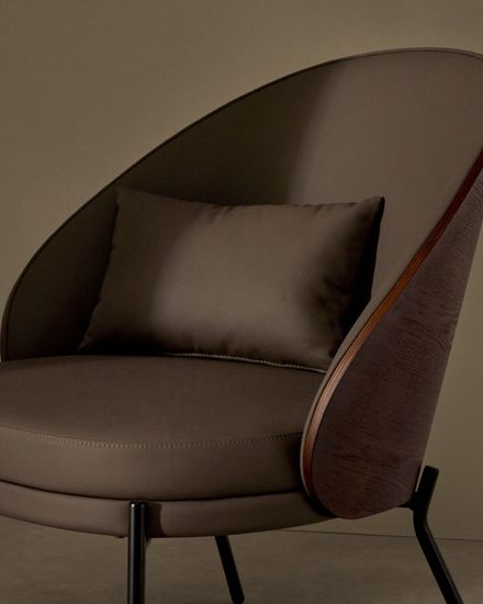 Кресло Eamy из коричневой экокожи, ясеневого шпона с отделкой под орех и черного металла Испания La Forma