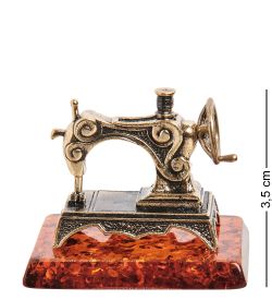 Народные промыслы AM-1786 Фигурка «Швейная машинка» (латунь, янтарь)