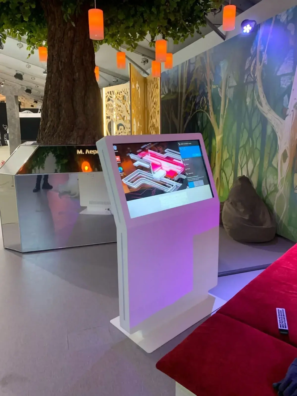 Сенсорный киоск Aura 65"