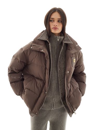 Коричневый пуховик с комбинированной рубашкой
