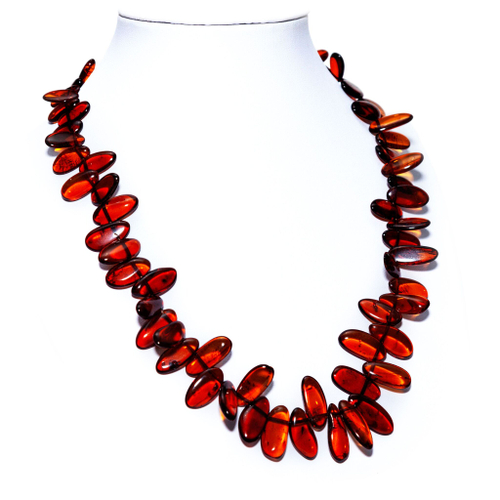 Бусы из зеленого янтаря натуральные, длина 51 см, лепестки до 2,5 см.