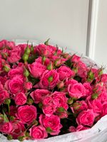 Гранд-букет из ярких, кустовых пионовидных роз