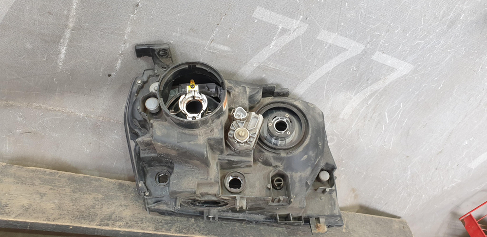 Фара левая ксенон Suzuki Grand Vitara 2 (JT) 05-15 Б/У Оригинал 10059088