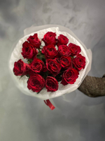 Букет 15 роз в оформление.