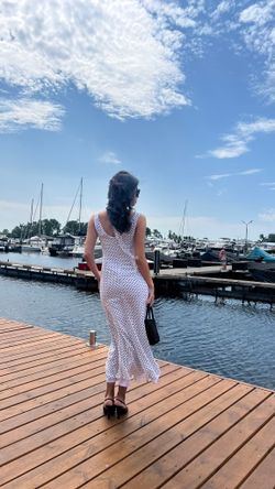 Платье белое в черный горошек