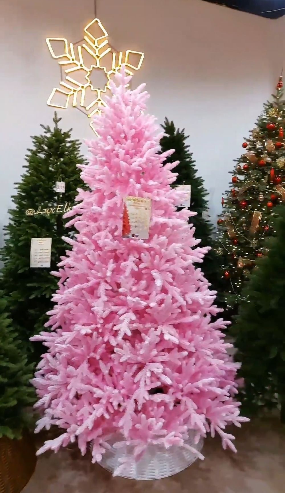 розовая елка