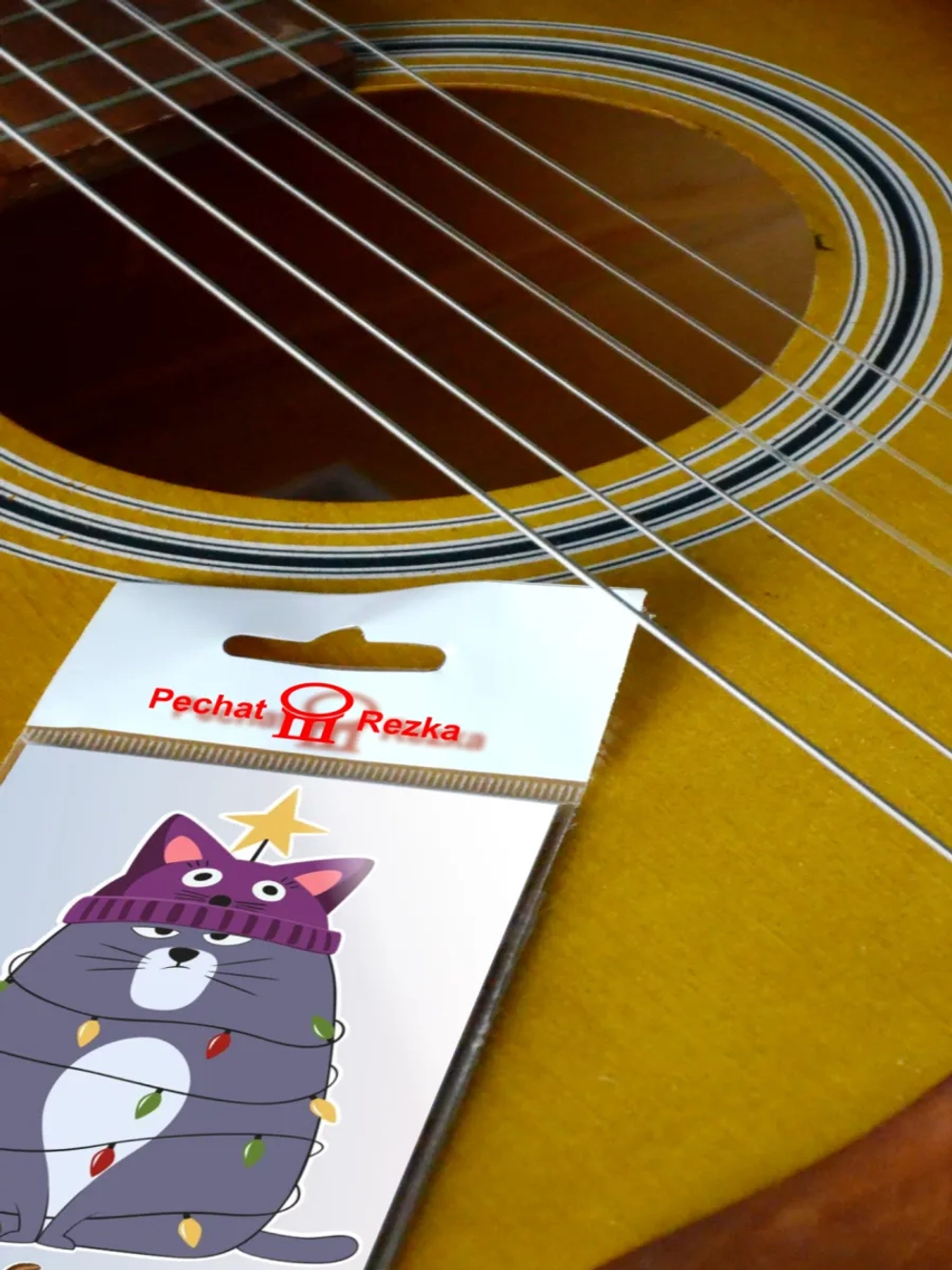 Стикер - Новогодний котик в гирлянде