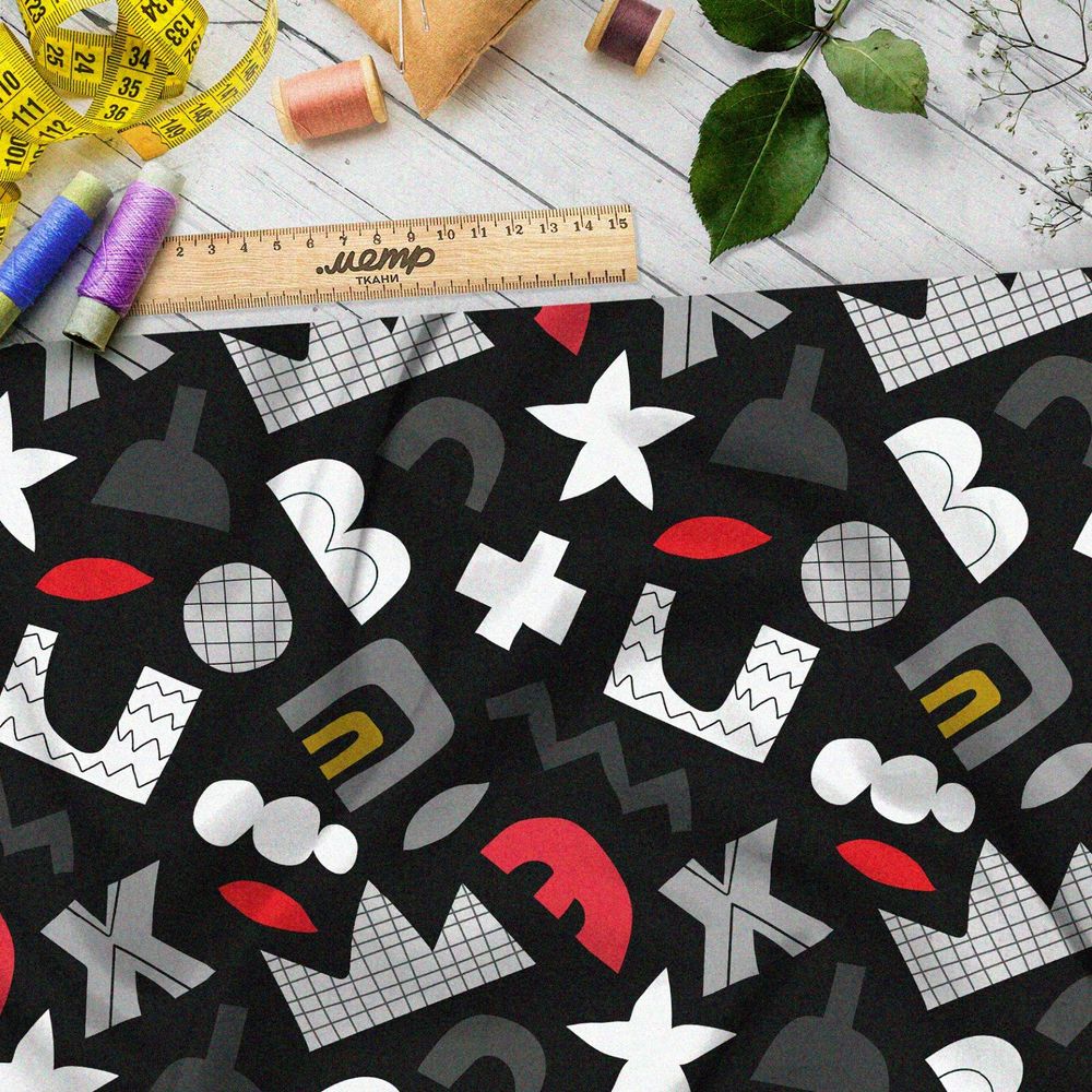 Ткань атлас геометричные контрастные символы на чёрном фоне