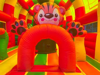 Коммерческий надувной батут «Страна Сафария 2» с крышей, 10x5x5 м.