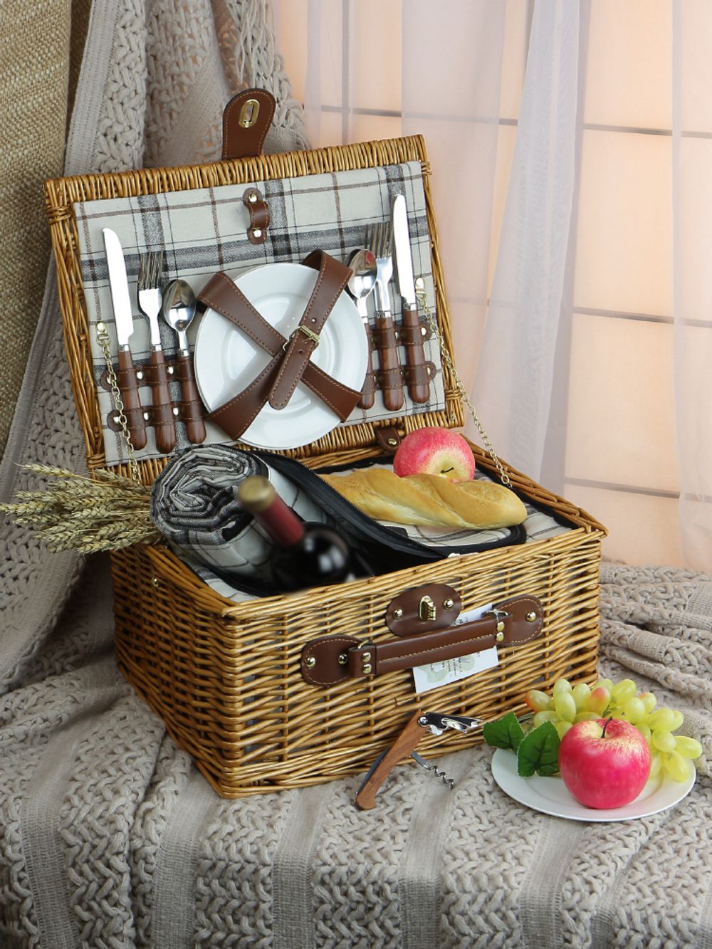 HOLYDAY BASKET Набор для пикника с термосумкой и пледом на 4 персоны