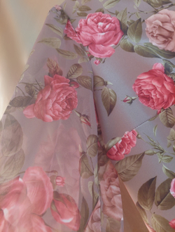 Платье женское тонкое весеннее нарядное повседневное атлас принт шифон шифоновые рукава футляр прямое большой размер 50 бежевое горчица цветы рисунок розы в цветочек