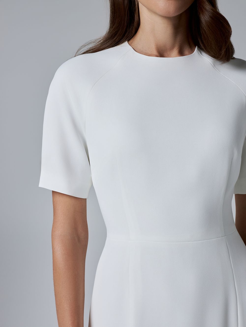 Платье-футляр с разрезом в белом цвете