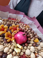 Букет с гранатом, орехами и сухофруктами