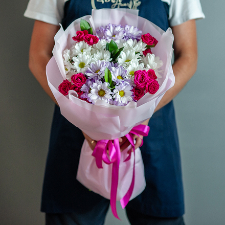 Сборный букет из кустовой хризантемы и кустовой розы