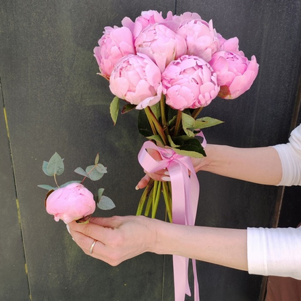 Букет невесты с бутоньеркой из пионов