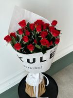 Кулек из кустовых роз в красном оттенке