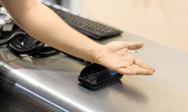 Платёжные карты ушли под кожу